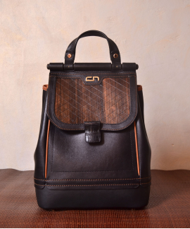 Городской кожаный рюкзак с клапаном из черного дерева CARA black edition